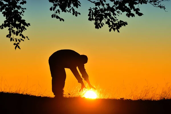 Silhouet Van Vrouw Die Zon Probeert Vangen Bij Zonsondergang — Stockfoto