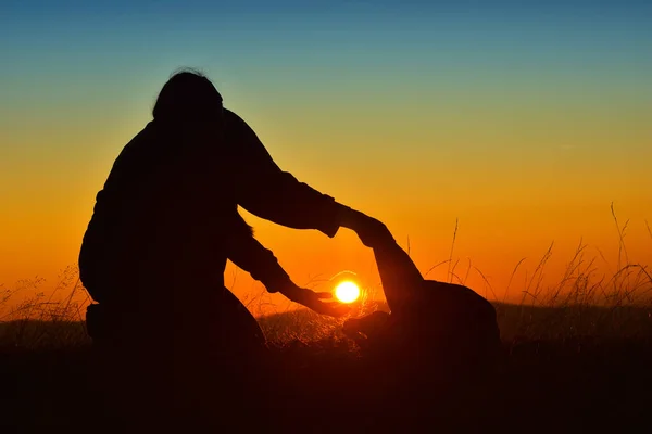 Silhueta Mulher Tentando Colocar Sol Dentro Saco — Fotografia de Stock