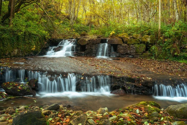 Cachoeira Que Flui Através Rochas Uma Floresta Profunda Landsca Outono — Fotografia de Stock