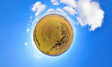 R 'den sonra bir bahar manzarasının stereografik panoramik yansıması