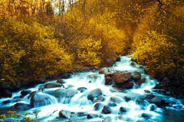 Sonbahar efektli dağ nehri deresi uygulandı.