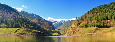 Dağlar ve göl yansıması.