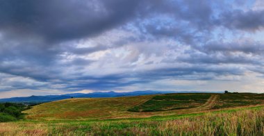 Dramatik fırtına sahnesi, yüksek dinamik aralık.