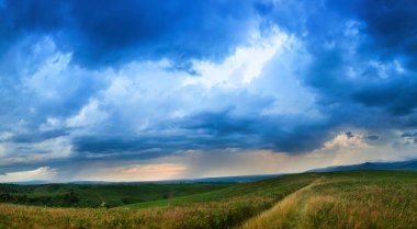 Dramatik fırtına sahnesi, yüksek dinamik aralık.