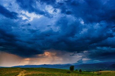 Dramatik fırtına sahnesi, yüksek dinamik aralık.