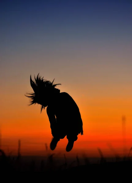 Silhueta Menina Pulando Pôr Sol — Fotografia de Stock