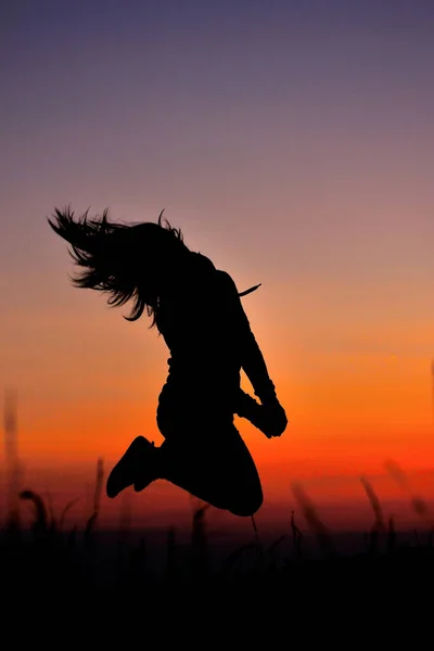 Meisje Silhouet Springen Zonsondergang Licht — Stockfoto