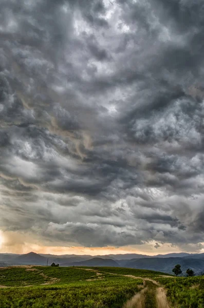 Dramatyczna Scena Burzowa Deszczem Horyzoncie Wiejską Ścieżką Goi — Zdjęcie stockowe