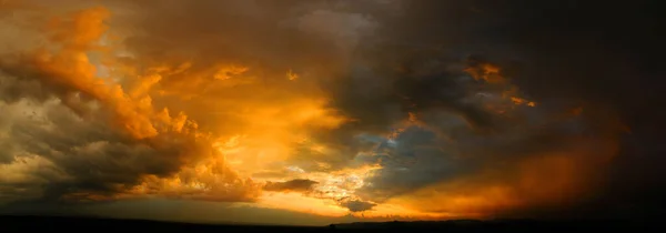 Céu Dramático Pôr Sol Com Cores Vermelho Amarelo Laranja — Fotografia de Stock