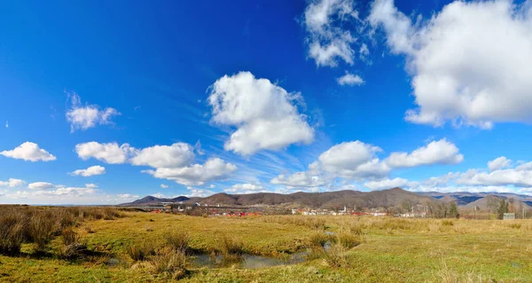 Frühlingslandschaft Nach Regen Intensiv Blauer Himmel Und Wolken — Stockfoto