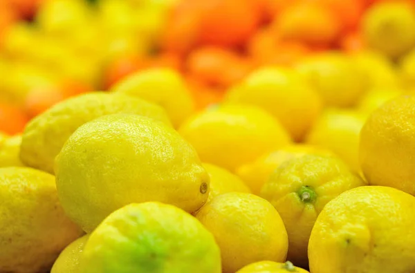 Colorful Display Lemons Market — Stock Photo, Image