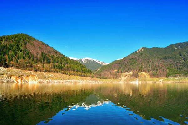 Berge Und Seenspiegelung — Stockfoto