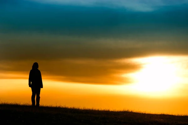 Silhouet Van Meisje Bij Zonsondergang — Stockfoto