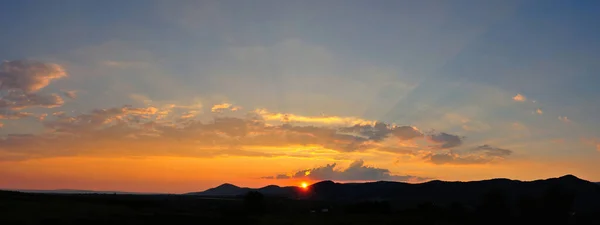 Colorato Tramonto Autunnale Con Raggi Sole Che Colorano Nuvole — Foto Stock