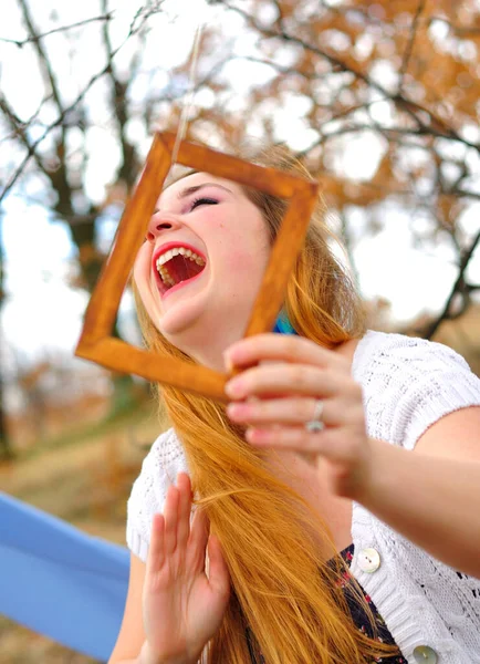 Jong Meisje Lachen Het Houden Van Een Fotolijstje Hand — Stockfoto