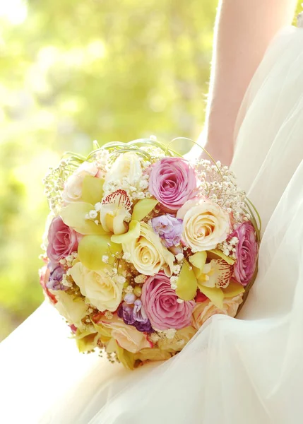 Beau Bouquet Mariage Entre Les Mains Mariée — Photo