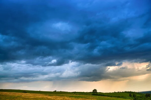 劇的な嵐のシーン 高いダイナミックレンジ — ストック写真