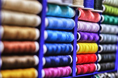 Kutuda renkli dikiş ipliği, alanın sığ derinliği