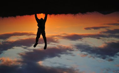 Erkek silueti el ele tutuşuyor.