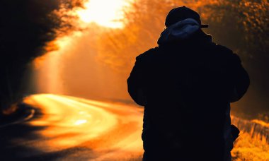 Fotoğrafçı sabah silueti, Li 'nin fotoğrafını çekiyor.
