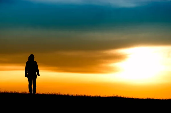 Silhouette Eines Mädchens Sonnenuntergang — Stockfoto