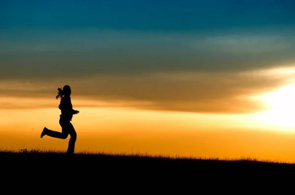 Silhouette Eines Mädchens Das Sonnenuntergang Läuft — Stockfoto