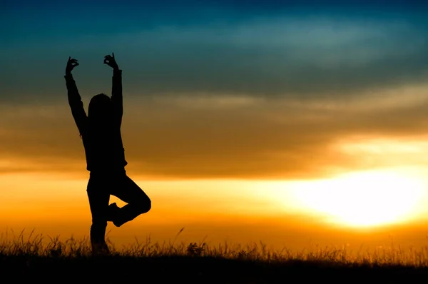 Silhouette Junge Frau Praktiziert Yoga Bei Sonnenuntergang — Stockfoto