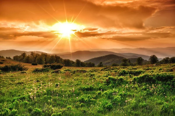 Rayos Luz Llenando Cielo Una Puesta Sol Montaña — Foto de Stock