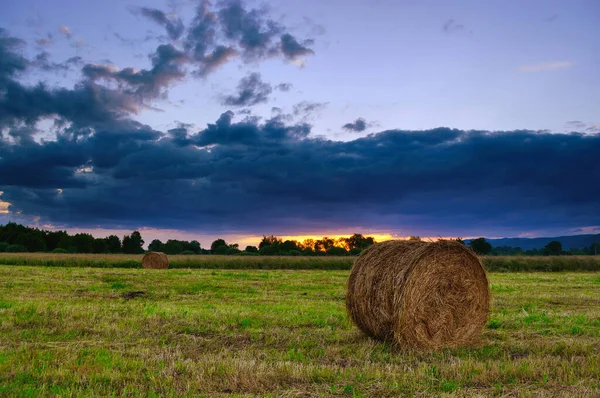 Hay Bale Field Dalam Warna Warni Matahari Terbenam — Stok Foto