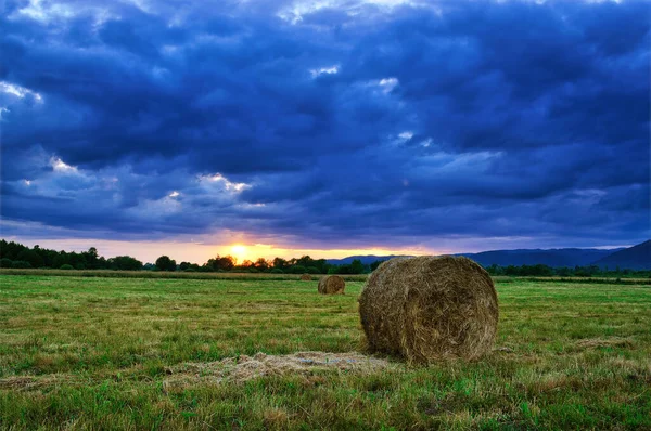 Campo Balle Fieno Nel Tramonto Colorato — Foto Stock