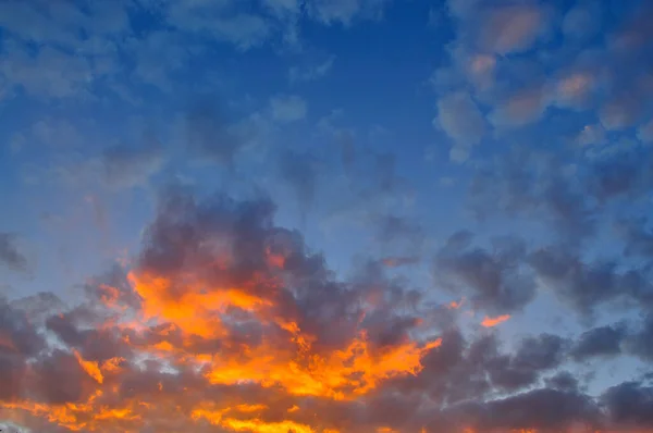 Dramatische Zonsondergang Met Wolken Als Vuur Lucht — Stockfoto