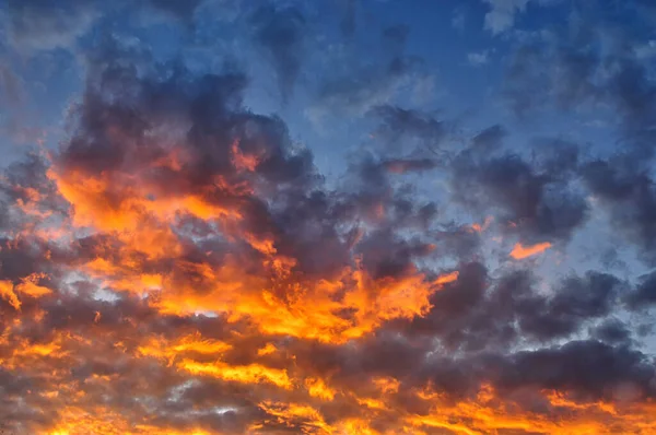 Atardecer Dramático Con Nubes Como Fuego Cielo —  Fotos de Stock