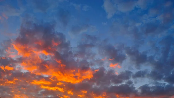 Dramatische Zonsondergang Als Vuur Lucht Met Gouden Wolken — Stockfoto