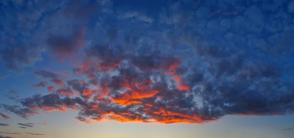 Ciel Spectaculaire Coucher Soleil Avec Des Couleurs Rouges Bleues — Photo