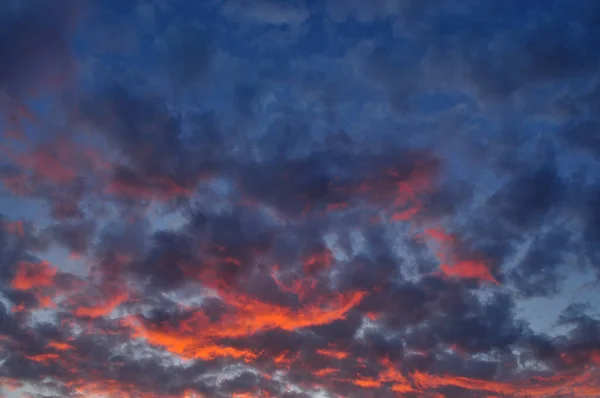 空の火のような雲と劇的な夕日 — ストック写真