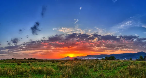 Kolorowy Letni Zachód Słońca Wysoka Dynamika Obrazu Zasięgu — Zdjęcie stockowe