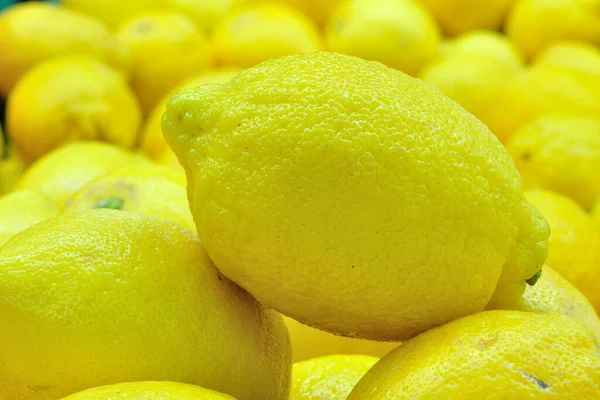 Colorful Display Lemons Market — Stock Photo, Image