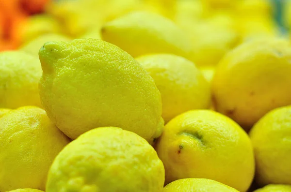 Colorful Display Lemons Market — Stock Photo, Image