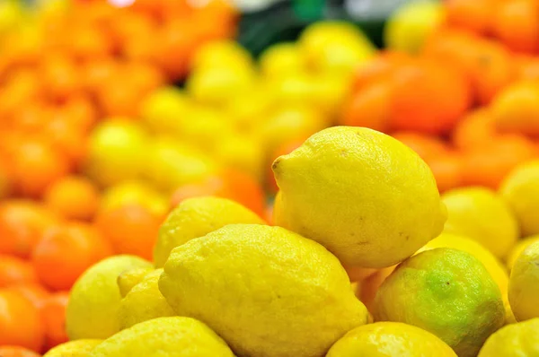 Colorful Display Lemons Market — Stock Photo, Image