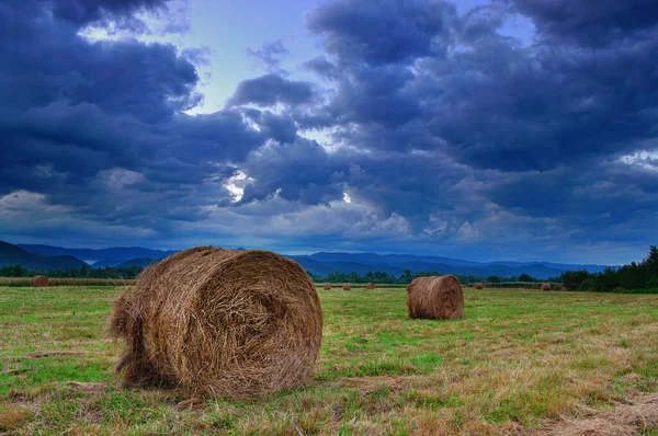 Balle Fieno Cielo Tempestoso — Foto Stock