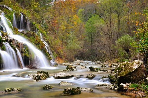 Горный Водопад Осенью — стоковое фото