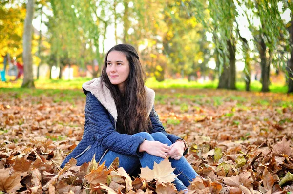 Höstflicka Parken Lägger Löv — Stockfoto