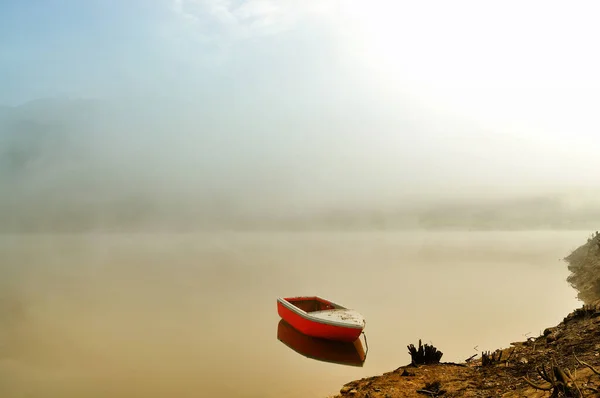 Een Oude Boot Een Herfst Mistige Zonsopgang — Stockfoto