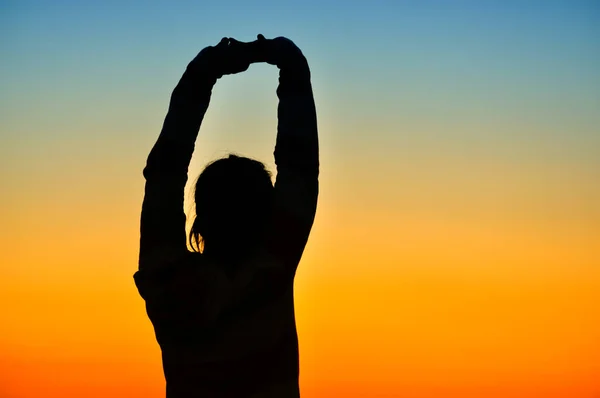 Silhouet Van Meisje Bij Zonsondergang — Stockfoto