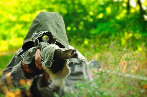 Tarnjäger Zielte Mit Seinem Gewehr — Stockfoto