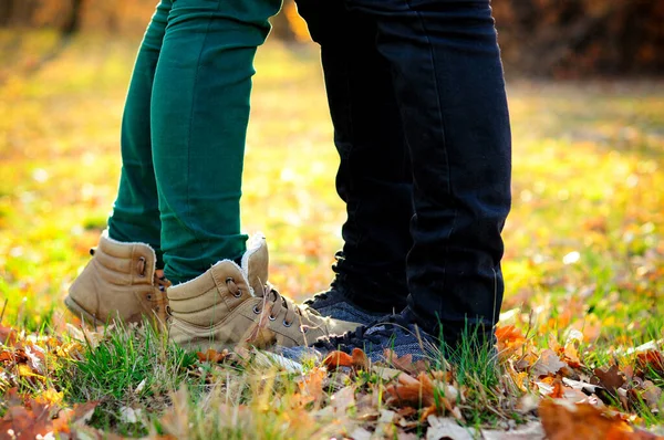 Joven Pareja Feliz Amor Pie Sobre Hierba — Foto de Stock