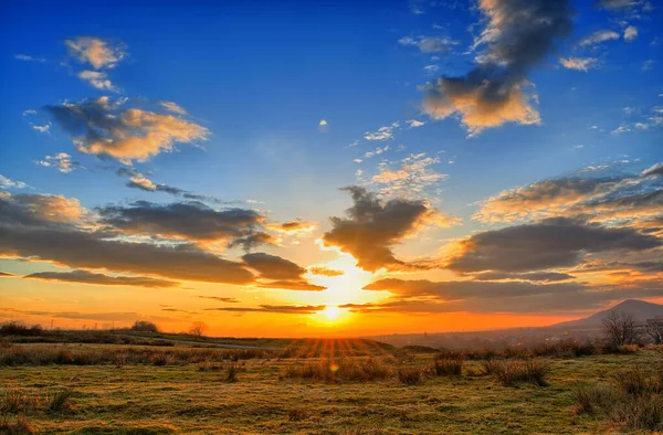 Colorido Atardecer Primavera Con Rayos Sol Para Colorear Las Nubes —  Fotos de Stock