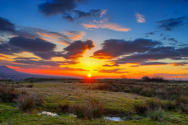 太陽の光が雲を彩るカラフルな春の夕日 — ストック写真