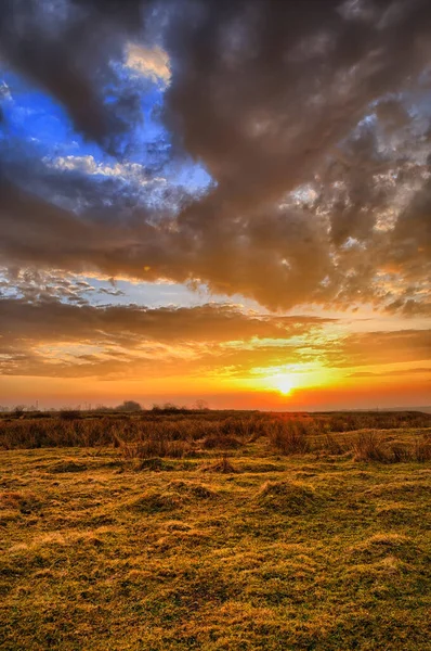 Kolorowe Wiosenne Zachody Słońca Promieniami Słonecznymi Kolorowanki Chmury — Zdjęcie stockowe