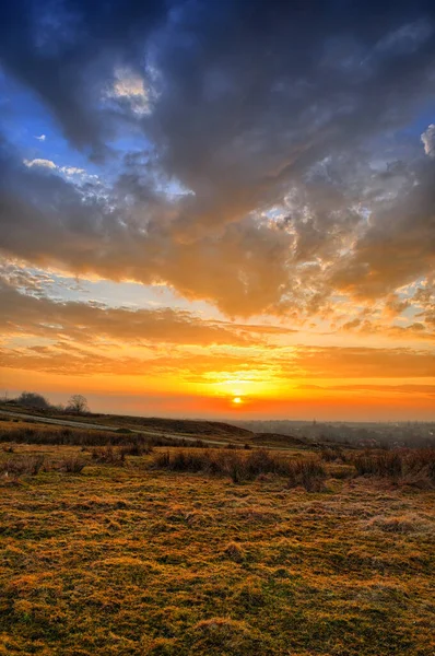 Bunte Frühlingssonnenuntergang Mit Sonnenstrahlen Die Die Wolken Färben — Stockfoto